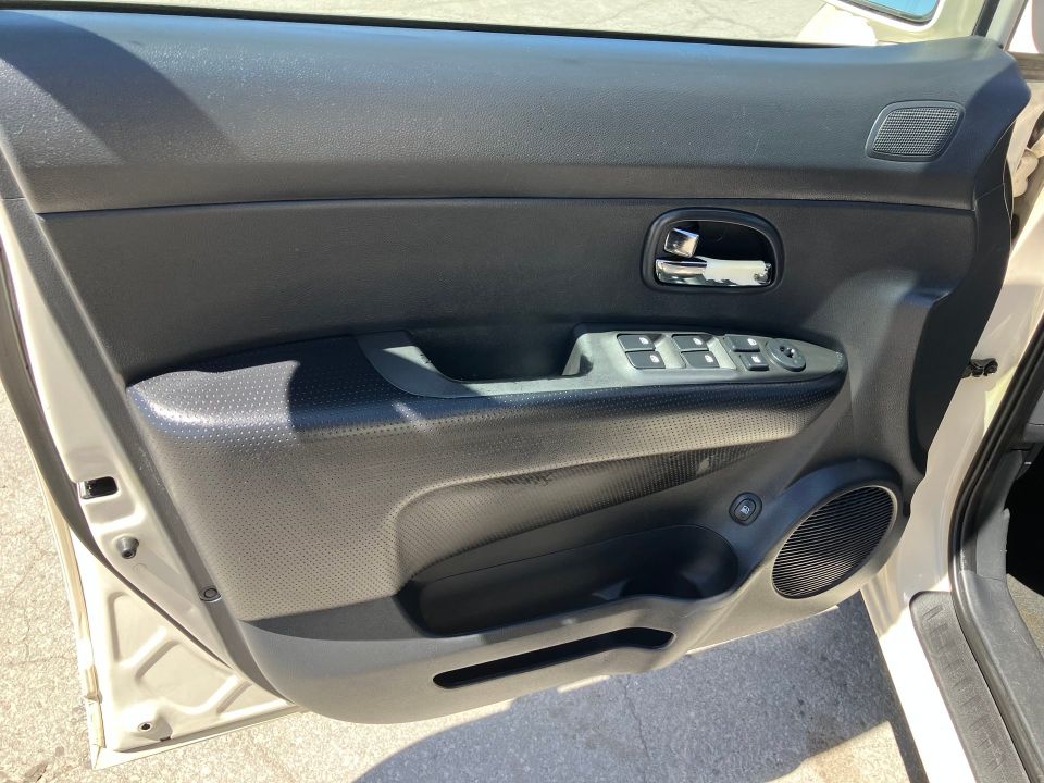 Kia Rondo 2012 - Image 10