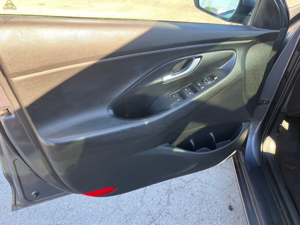 Hyundai Elantra GT 2018 - Image 11